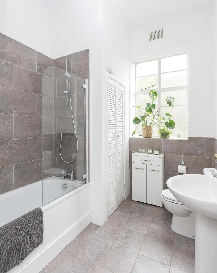 Chic 1 Bedroom Apartment In Bloomsbury, Sleeps 4 런던 외부 사진